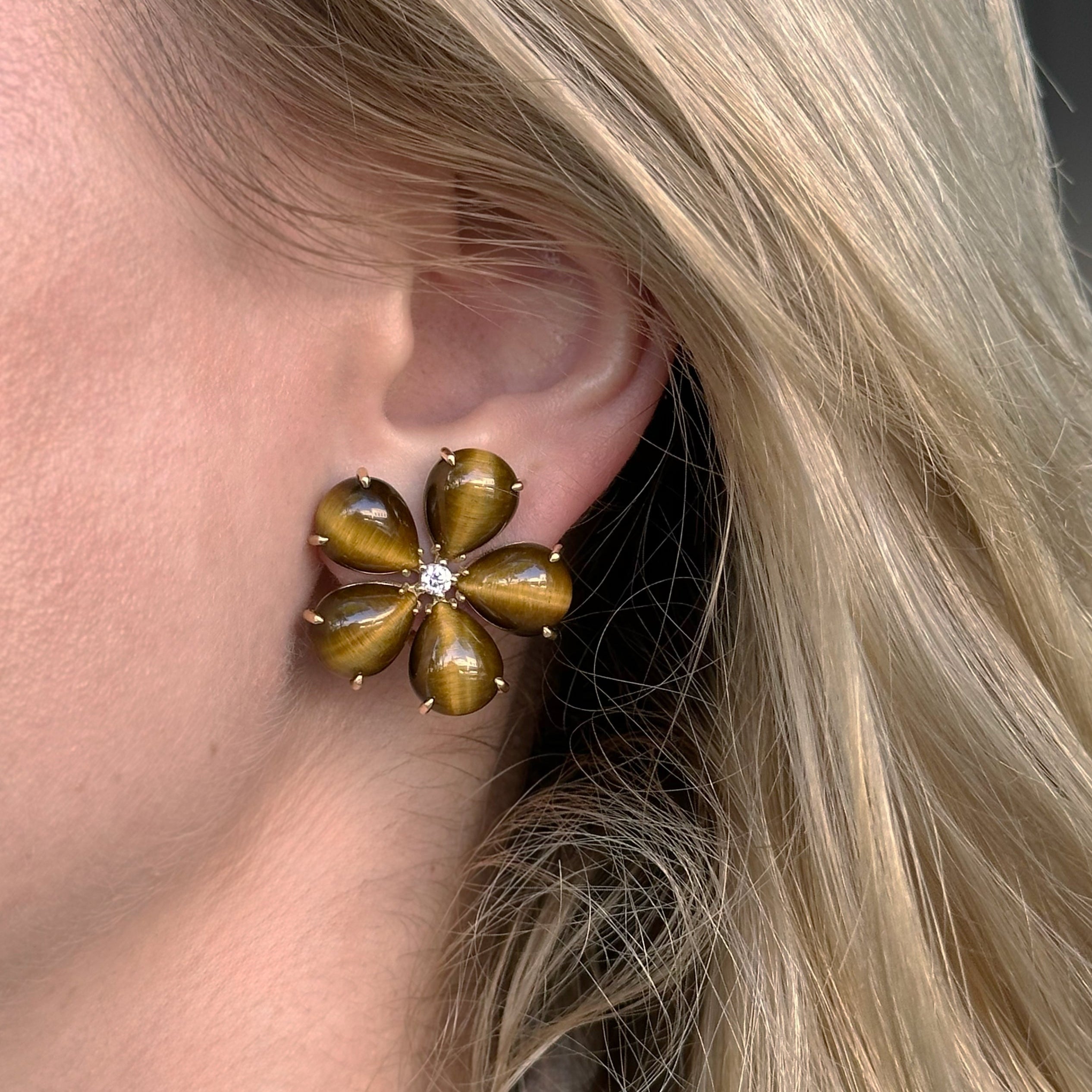 Afurst-fiori-large-button-earrings-tiger-eye-diamonds-yellow-gold-O2296GTE1-CLIP