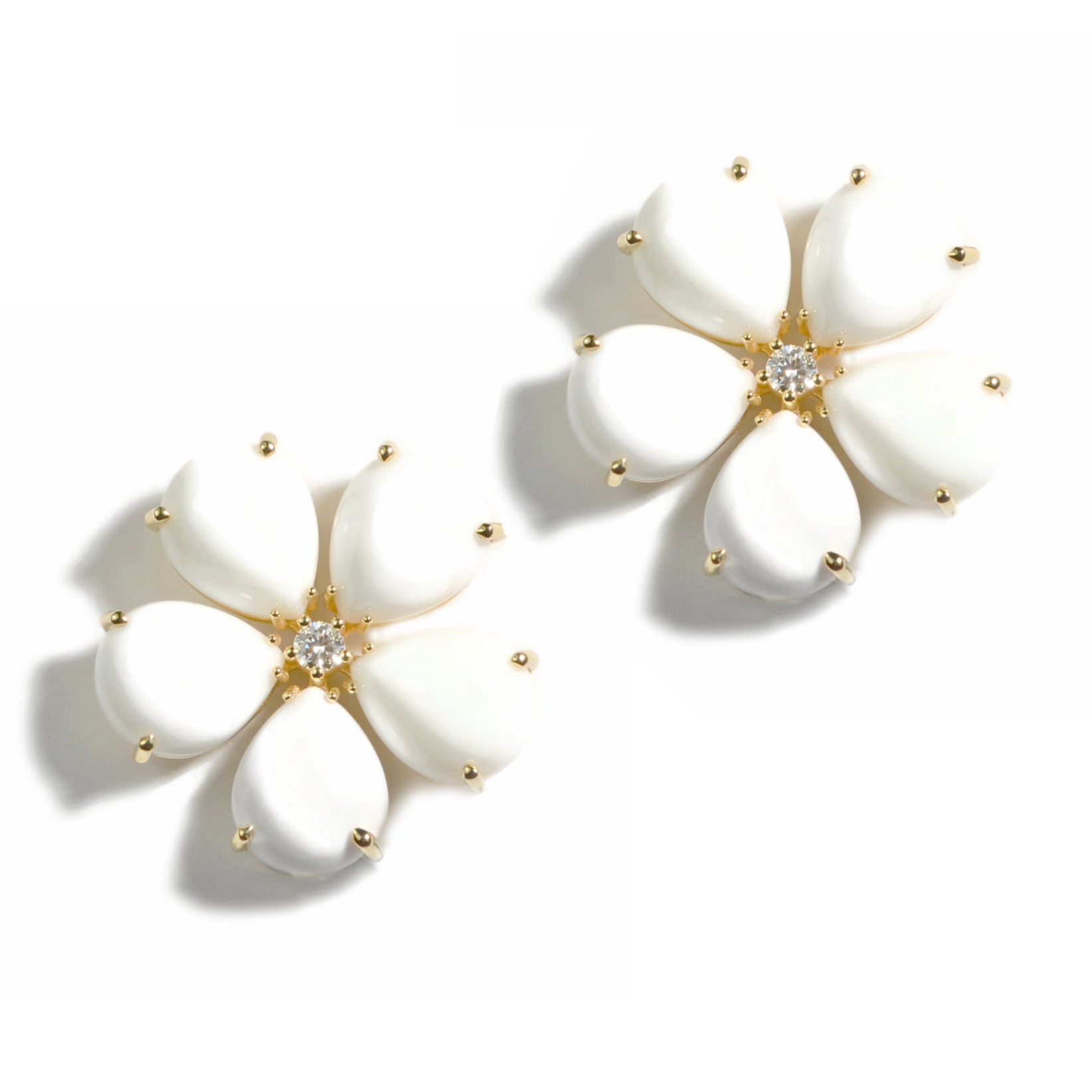 Afurst-fiori-large-button-earrings-white-agate-diamonds-yellow-gold-O2296GKO1-CLIP