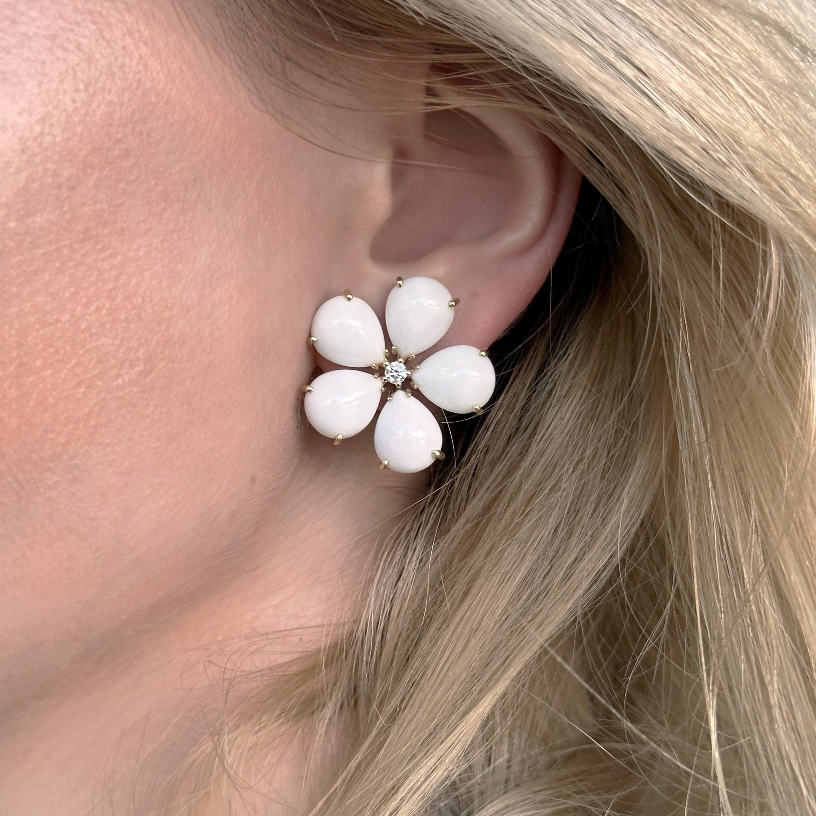 Afurst-fiori-large-button-earrings-white-agate-diamonds-yellow-gold-O2296GKO1-CLIP_1