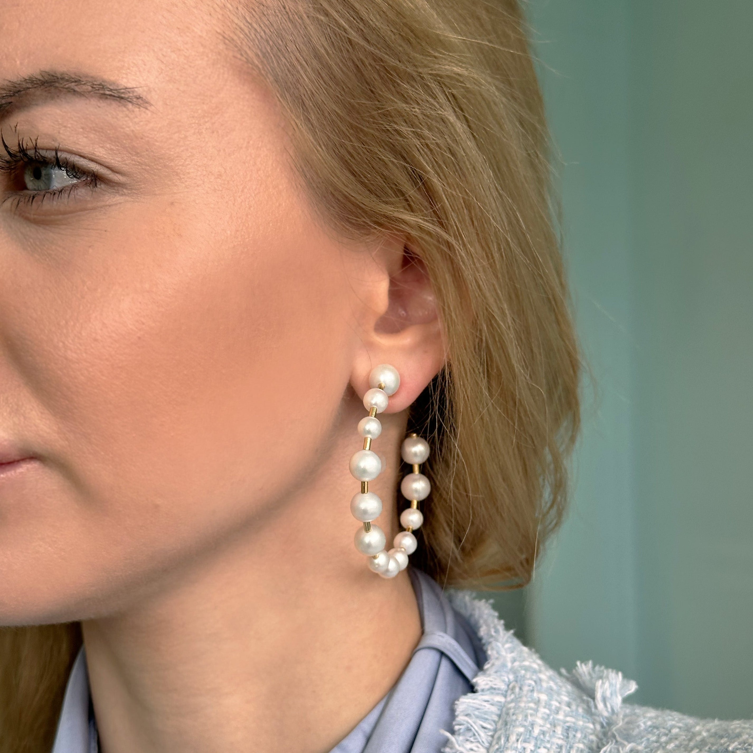 Afurst-joy-hoop-earings-white-pearls-yellow-gold-O2501G5-48