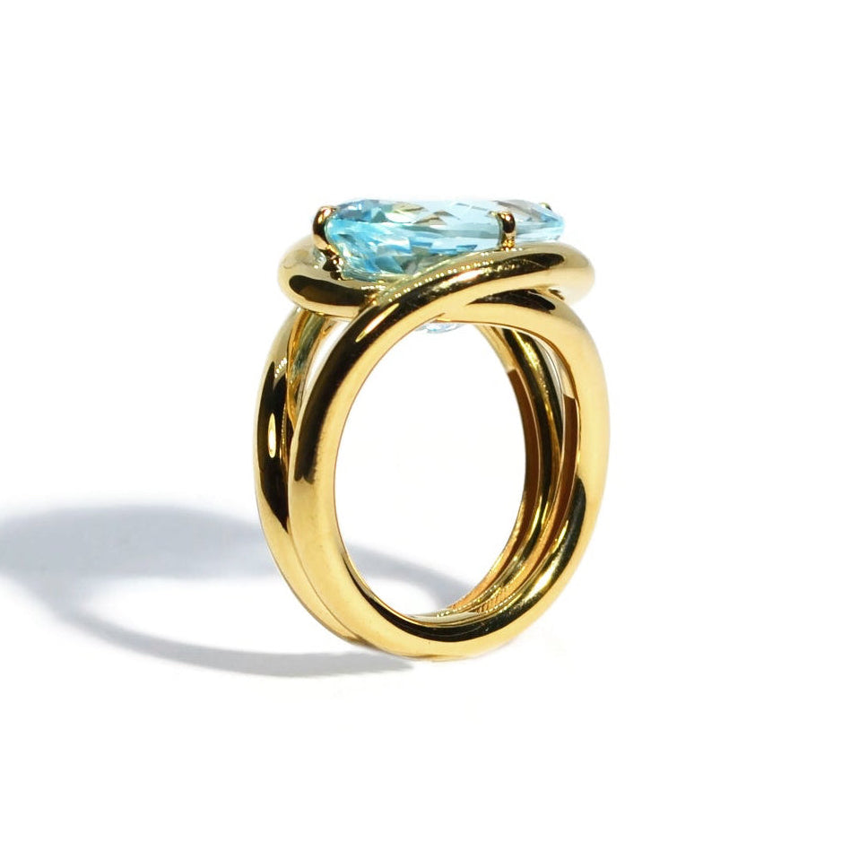 a-and-furst-aera-ring-with-sky-blue-topaz-18k-yellow-gold-A2600GU_2_a7a67588-ff87-49cf-8678-6ffd4855227e