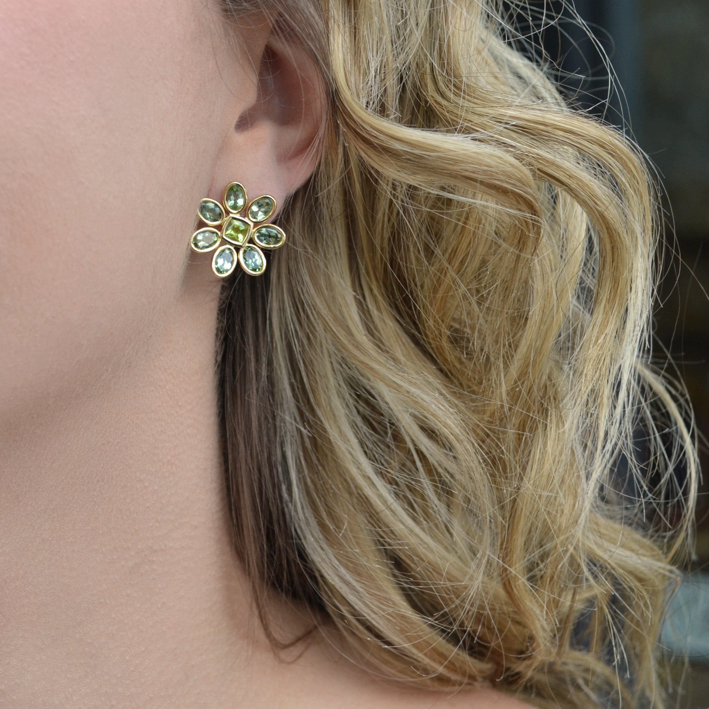 a-furst-fiori-button-earrings-mint-tourmaline-peridot-18k-yellow-gold-O2274GMTO