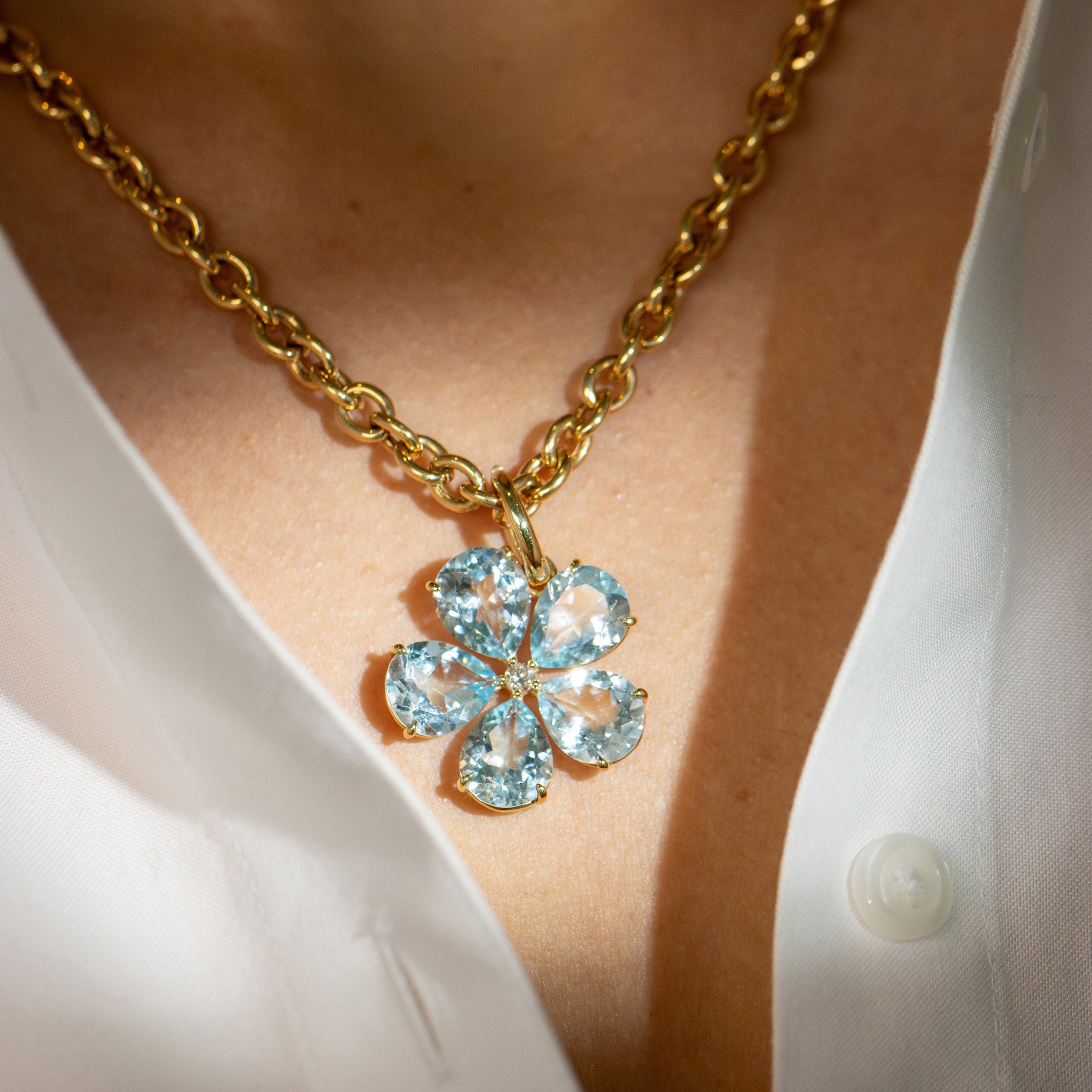 a-furst-fiori-pendant-sky-blue-topaz-diamond-18k-yellow-gold-D2295GU1_5