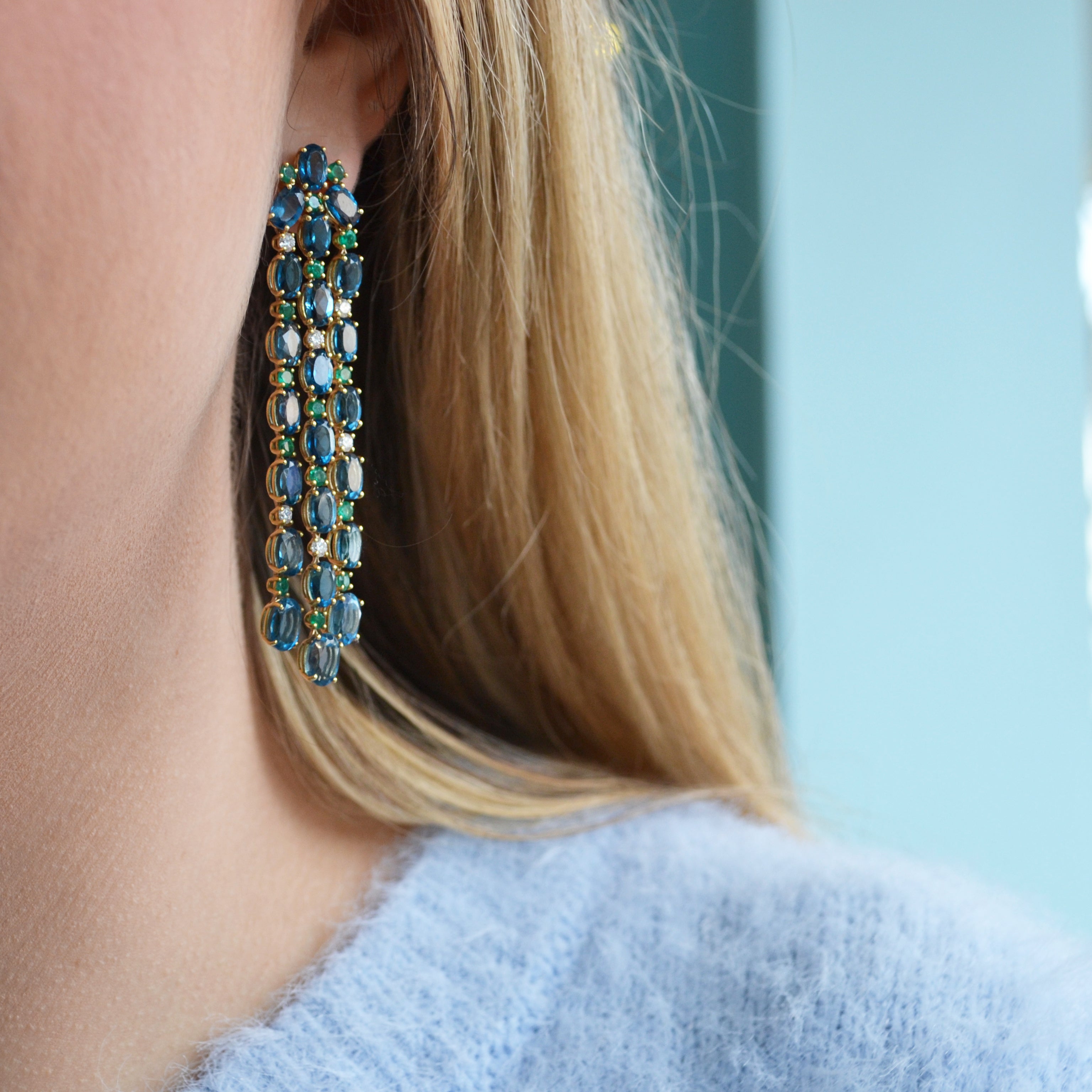 a-furst-nightlife-chandelier-earrings-london-blue-topaz-emeralds-diamonds-yellow-gold-O1644GUL31