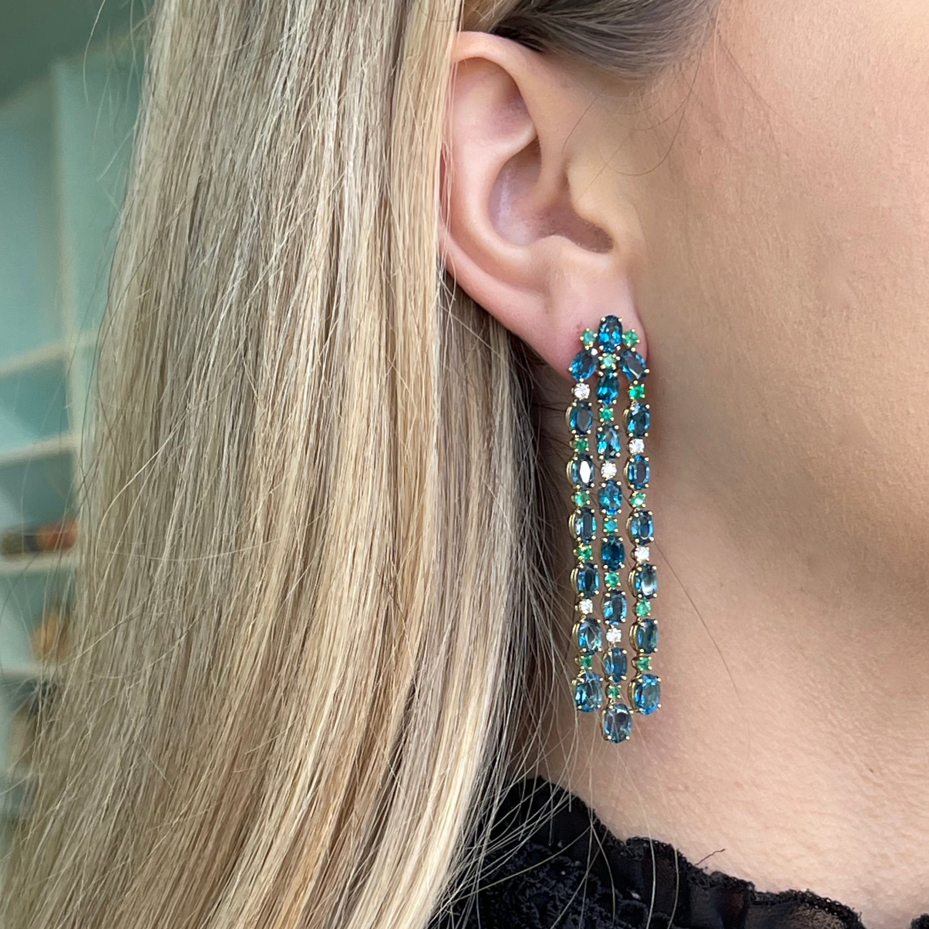 a-furst-nightlife-chandelier-earrings-london-blue-topaz-emeralds-diamonds-yellow-gold-O1644GUL31_2