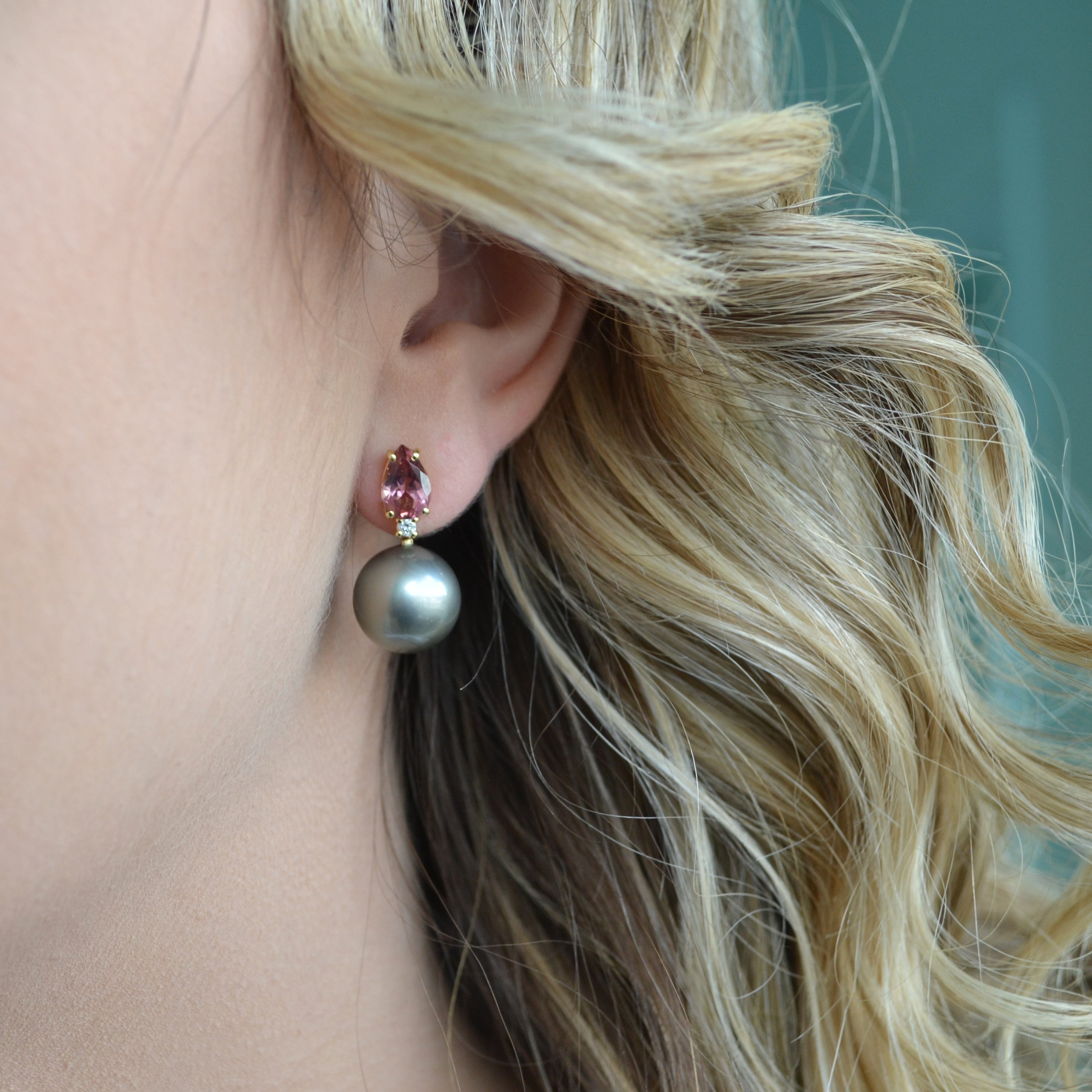 a-furst-bobon-drop-earrings-pink-tourmaline-diamonds-grey-pearls-18k-yellow-gold-O1201G5GTR