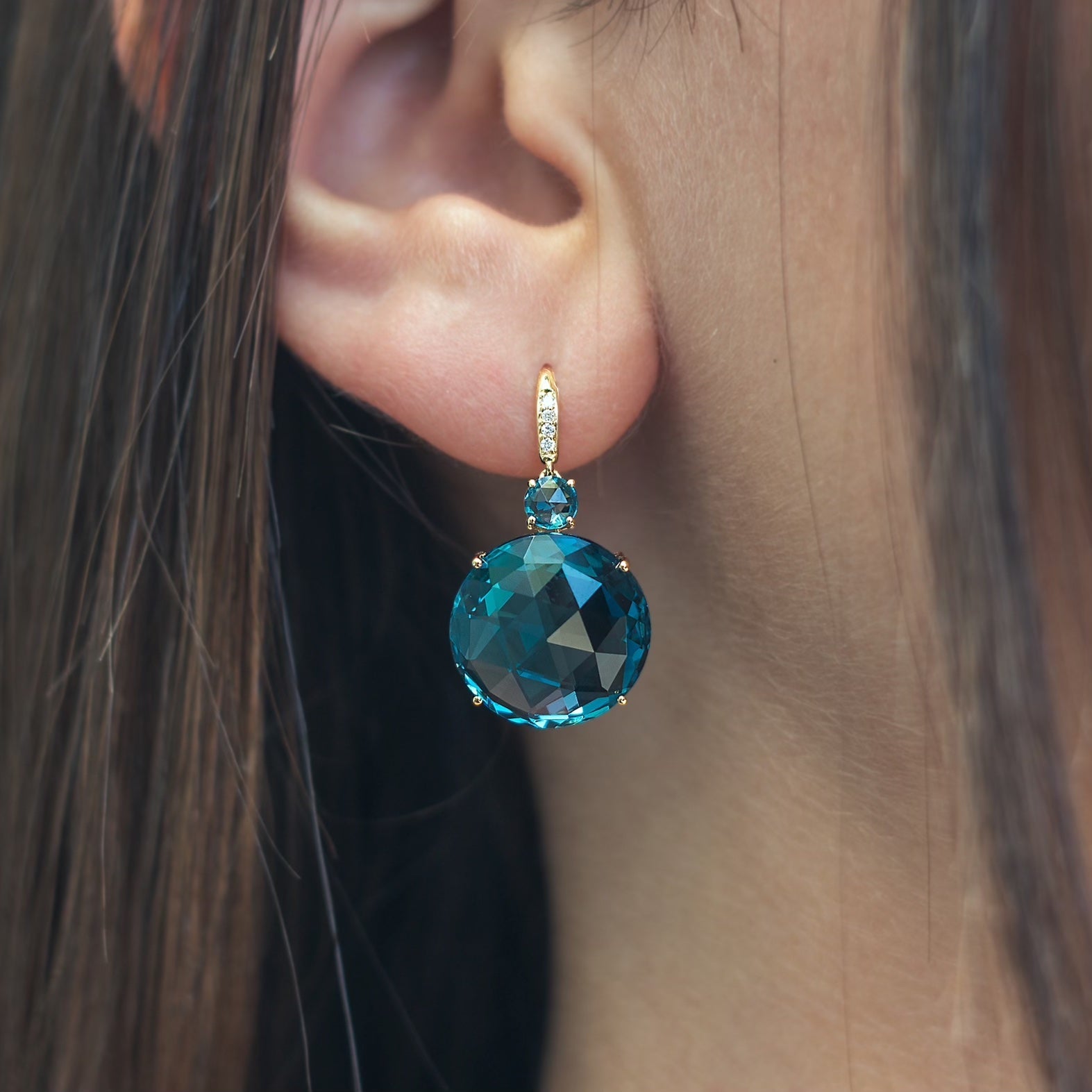 a-furst-lilies-drop-earrings-london-blue-topaz-diamonds-18k-yellow-gold-O1400GULUL1