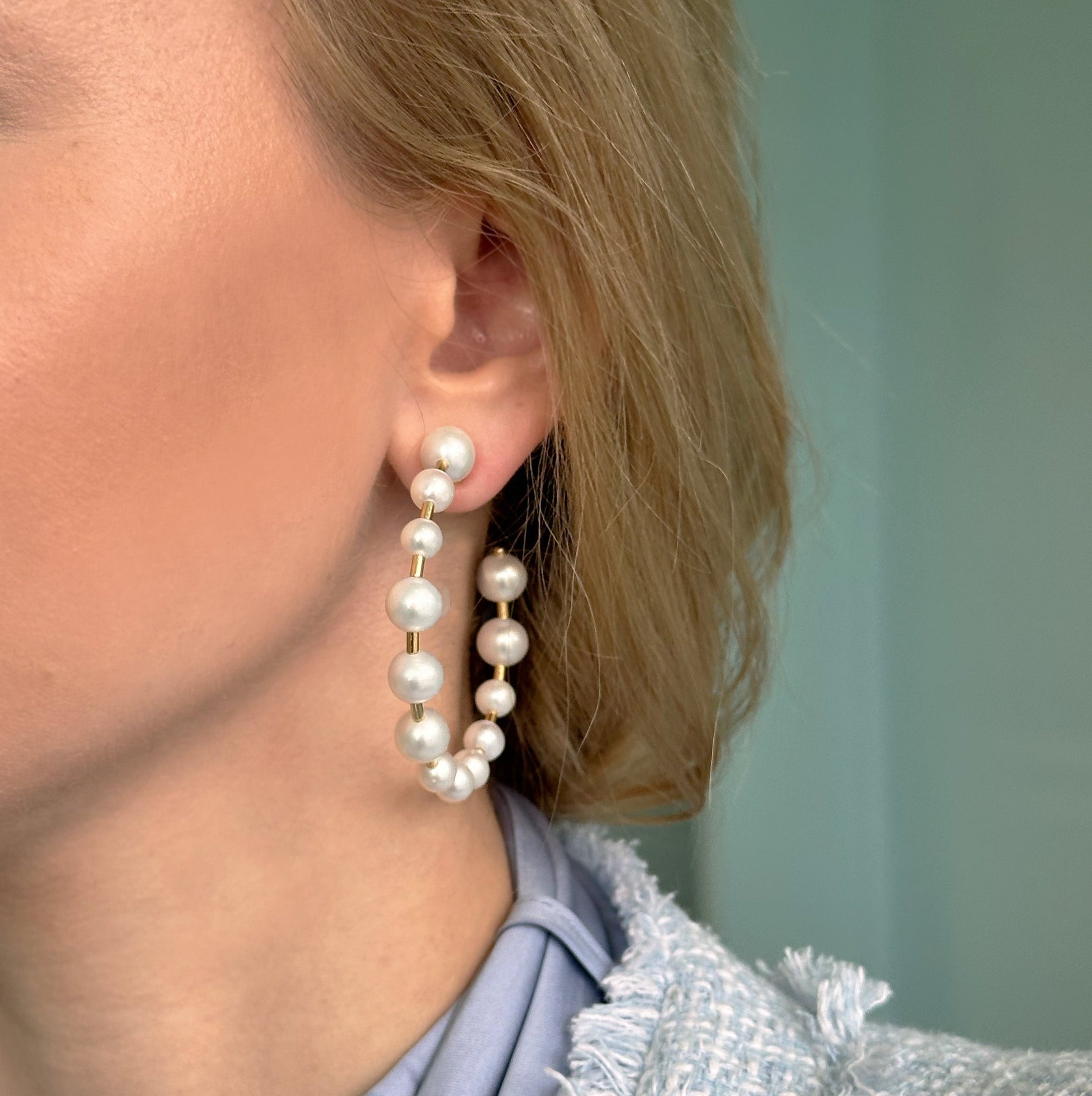 Afurst-joy-hoop-earings-white-pearls-yellow-gold-O2501G5-48