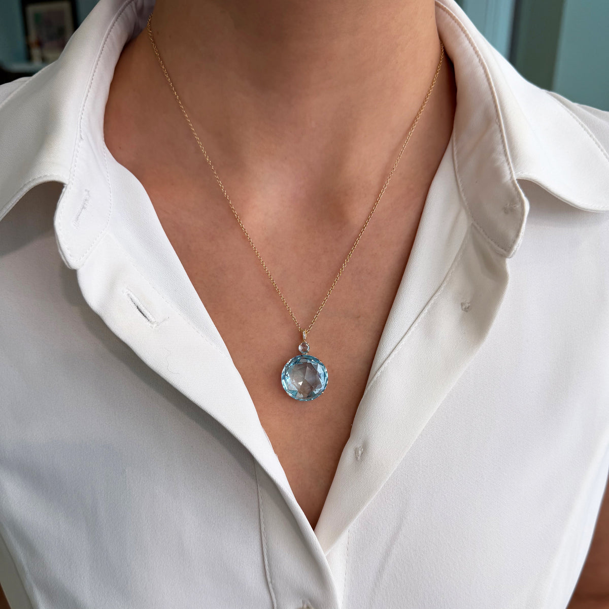 a-and-furst-lilies-pendant-with-blue-topaz-and-diamonds-E1400GUU1