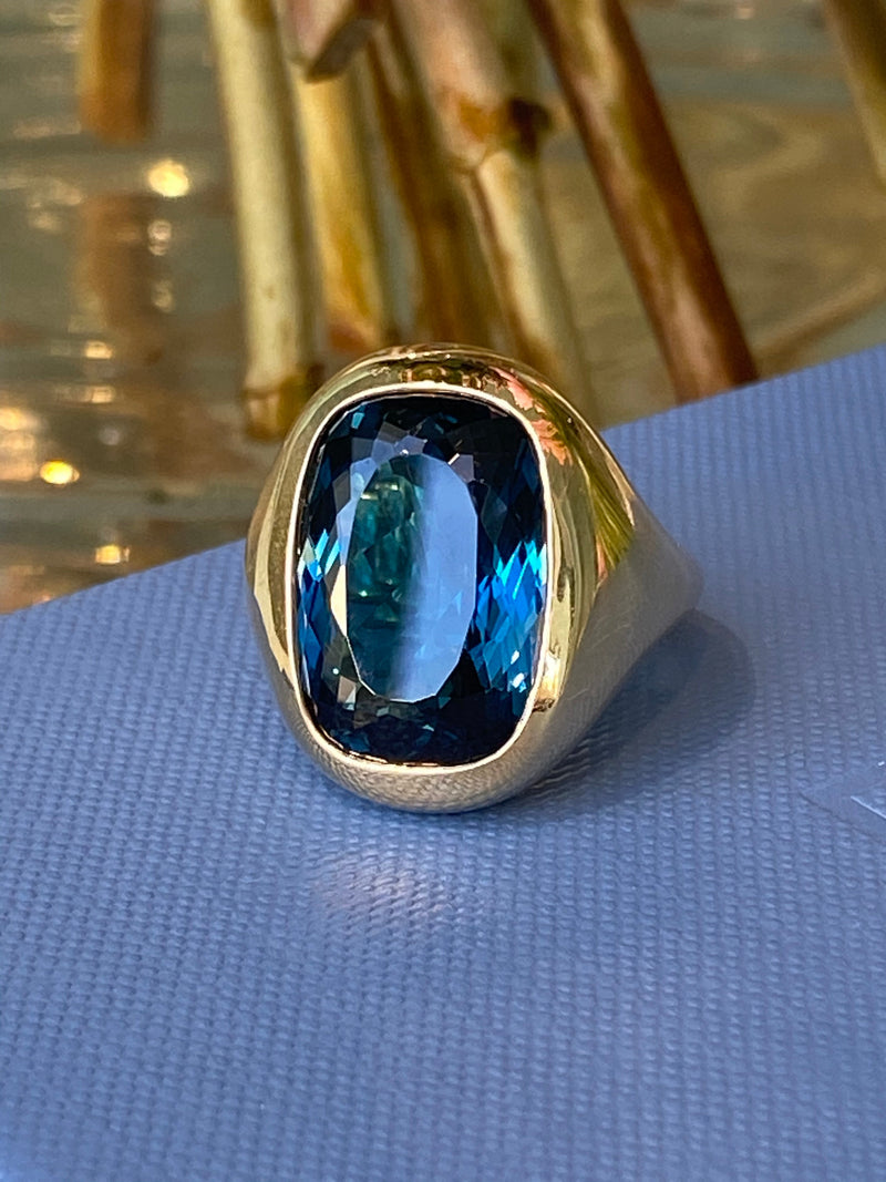 a-furst-essential-cocktail-ring-london-blue-topaz-yellow-gold-A1950GUL